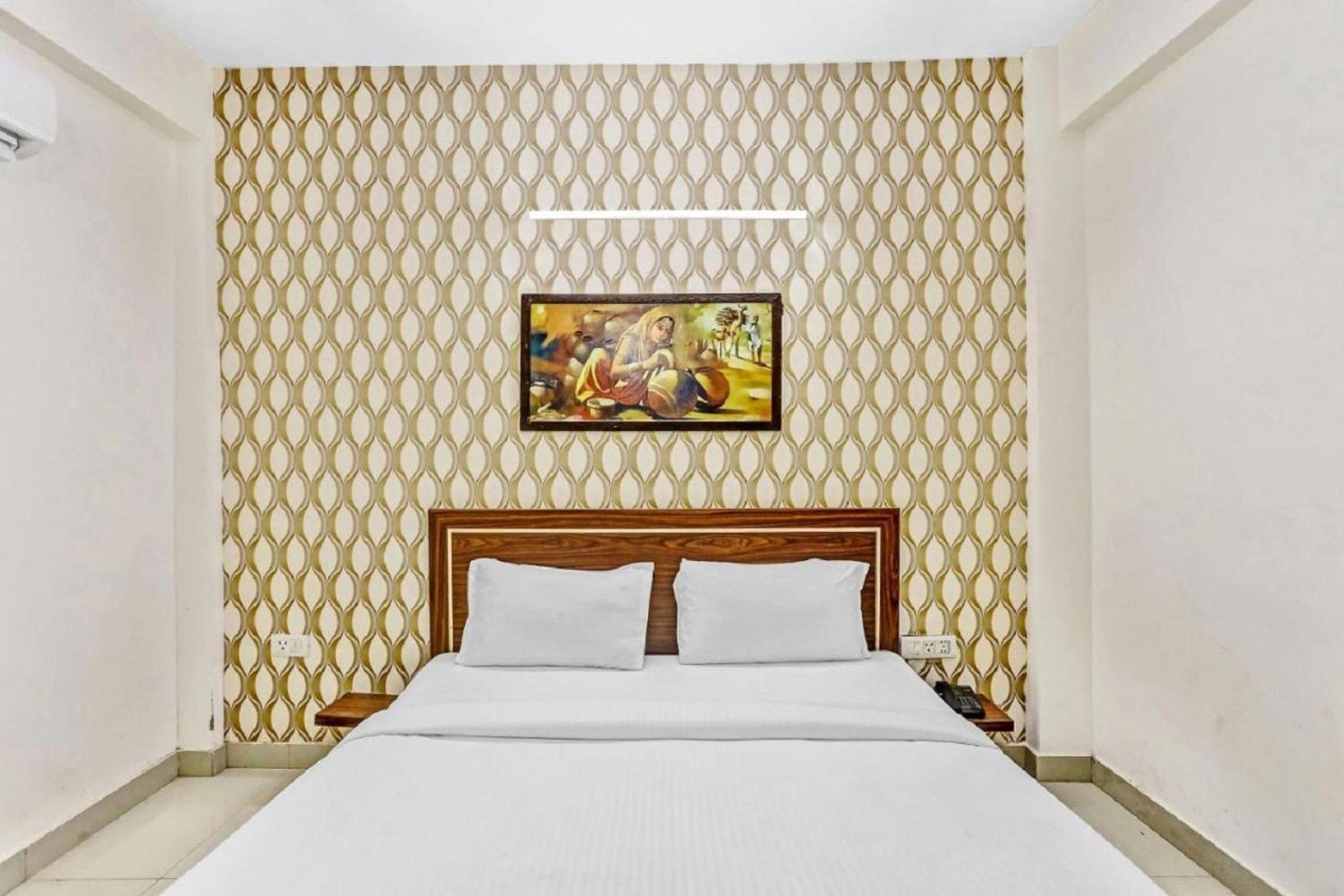 Hotel Noida Continental Exteriör bild